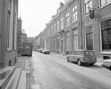 880656 Gezicht in de Boothstraat te Utrecht, ter hoogte van café De Oude Lantaarn (rechts, Boothstraat 12) richting ...